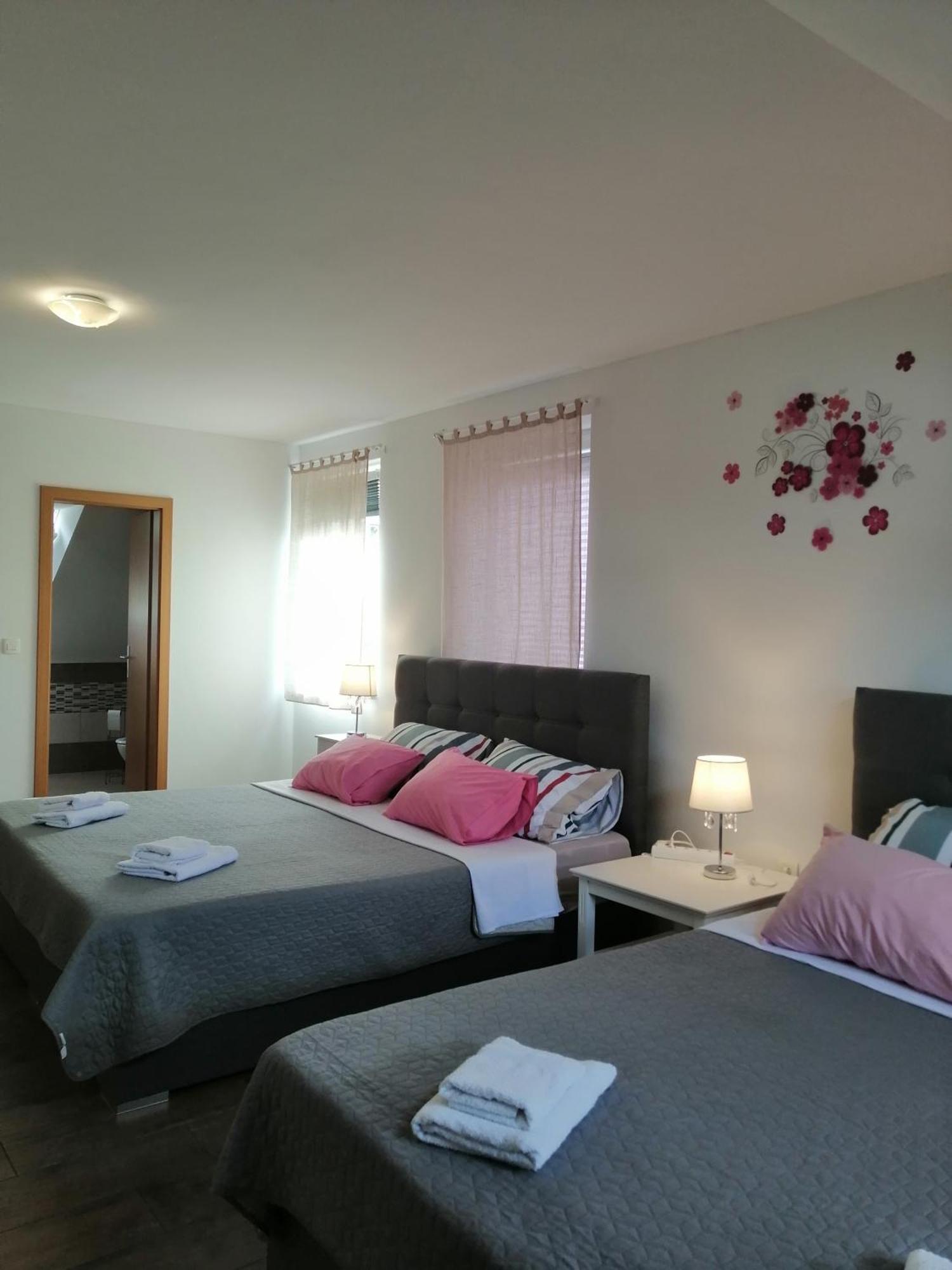 Sobe Pri Rozi Apartment Postojna Bagian luar foto